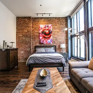 https://apt-elegant-3-bedroom-in-old-port-201.hotels-in-montreal.org